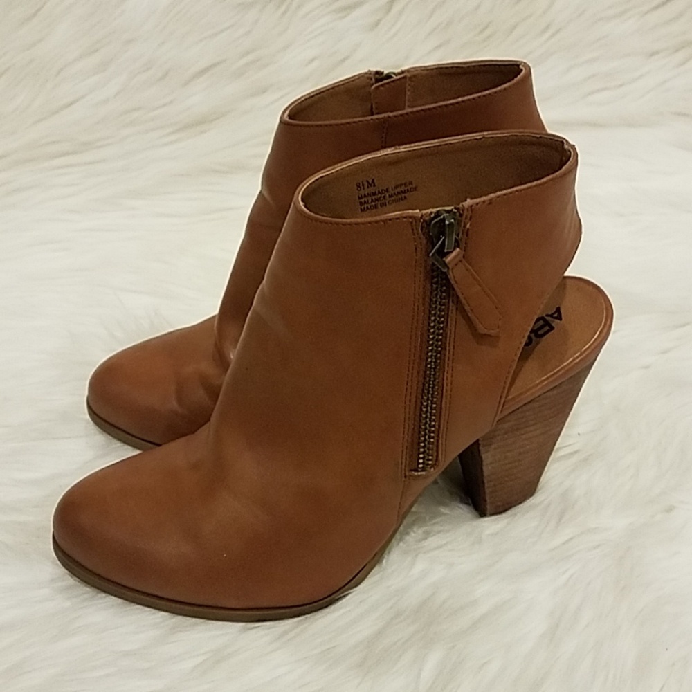 A Bound carmael Brown boots Sz 8.5M